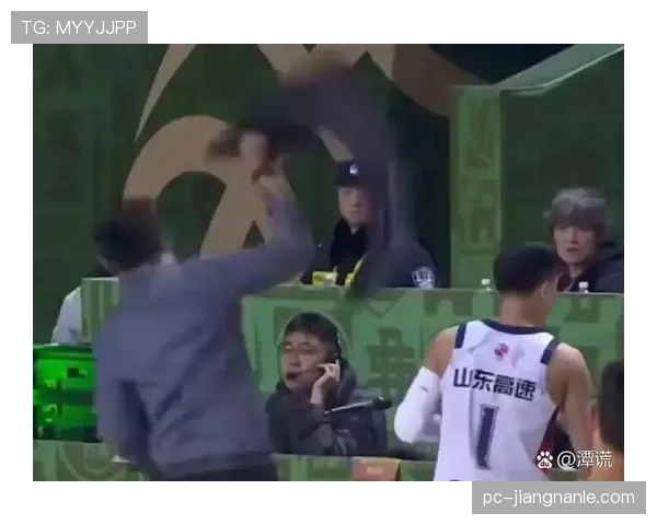 拉人犯规为何有时不吹？裁判的判罚尺度解析