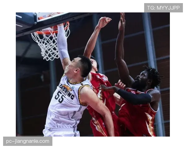 挡拆无球拉开防线，班恩较上季三分占比提升